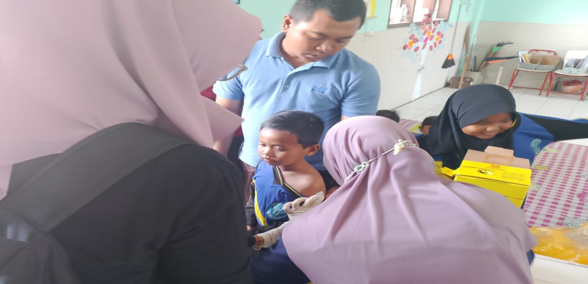 BULAN IMUNISASI ANAK SEKOLAH (BIAS) OLEH PETUGAS PUSKESMAS ASEMBAGUS