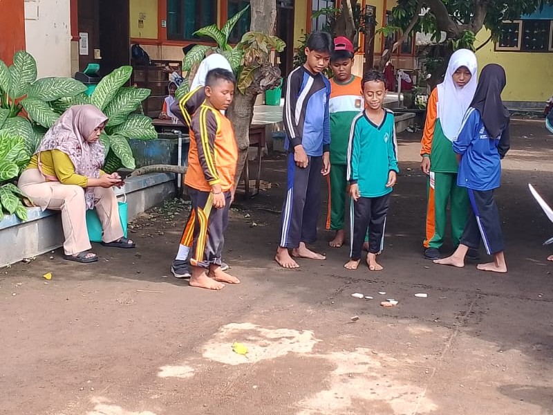 LOMBA MAINAN TRADISIONAL DALAM RANGKA MEMPERINGATI HARI GURU