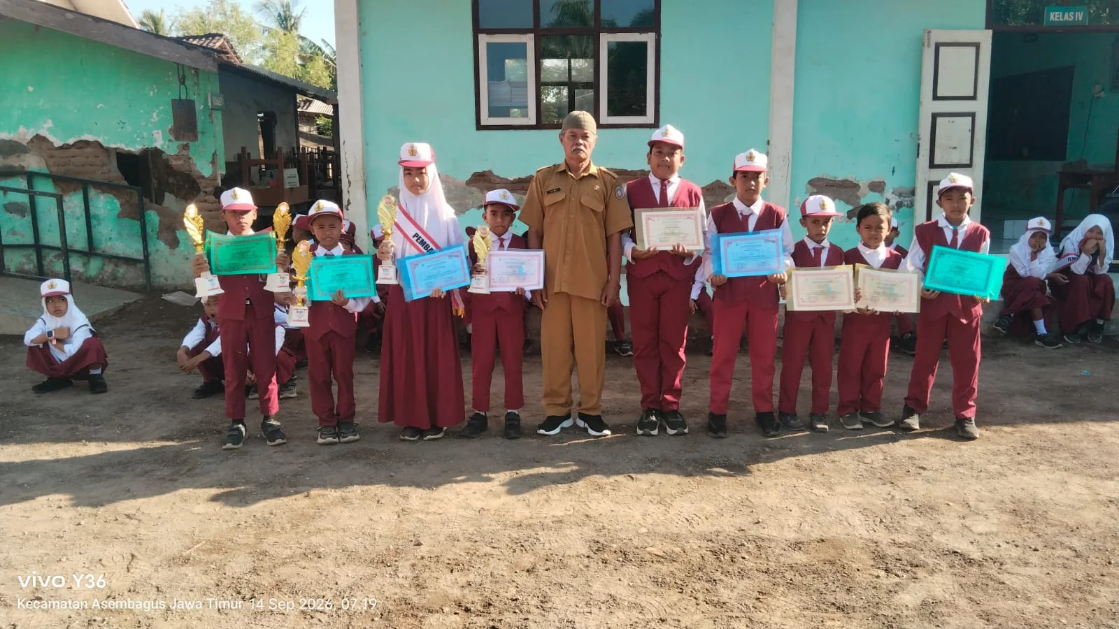 UPACARA BENDERA HARI SENIN DAN PEMBAGIAN SERTIFIKAT SERTA PIALA LOMBA AGUSTUSAN
